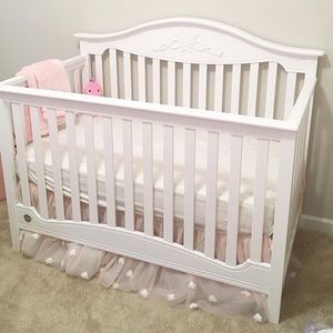 monique lhuillier crib skirt like new condition